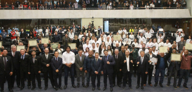 Assembleia homenageia grandes mestres das artes marciais do Paraná