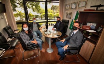 Amaro recebe no gabinete a visita da vereadora Gil do município de Jesuítas