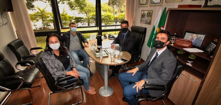 Amaro recebe no gabinete a visita da vereadora Gil do município de Jesuítas