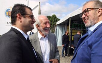 Amaro participa de evento de entrega de ônibus escolares no Paraná