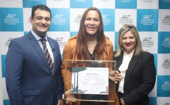 Deputado Amaro homenageia Cris Cyborg no plenário da Assembleia Legislativa