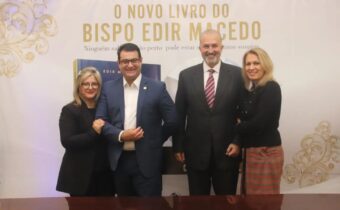 Amaro participa da tarde de autógrafos no templo maior