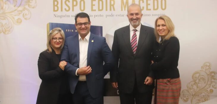 Amaro participa da tarde de autógrafos no templo maior