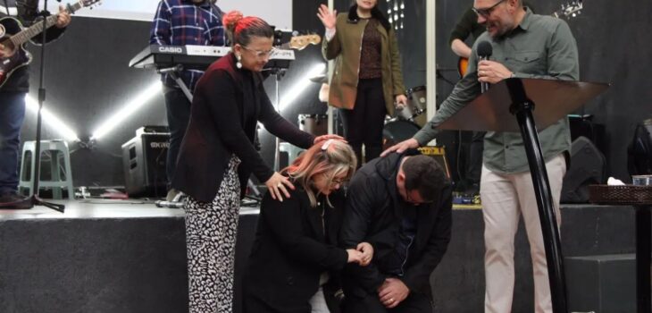 Amaro visita Comunidade Zoe em Fazenda Rio Grande em noite de culto