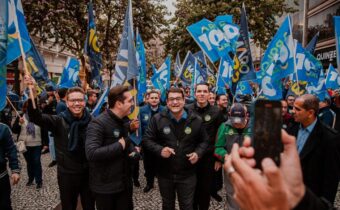 Deputado Amaro faz caminhada no calçadão da rua XV