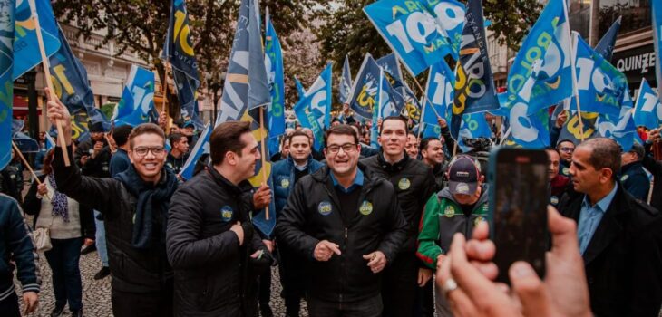 Deputado Amaro faz caminhada no calçadão da rua XV