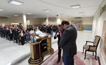 Deputado Amaro recebe oração na igreja e ora pelas famílias do Paraná