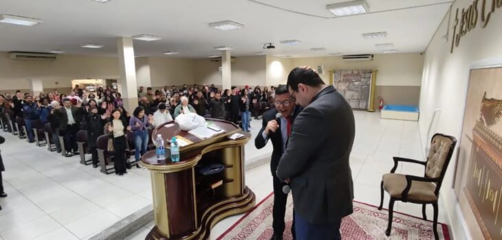 Deputado Amaro recebe oração na igreja e ora pelas famílias do Paraná