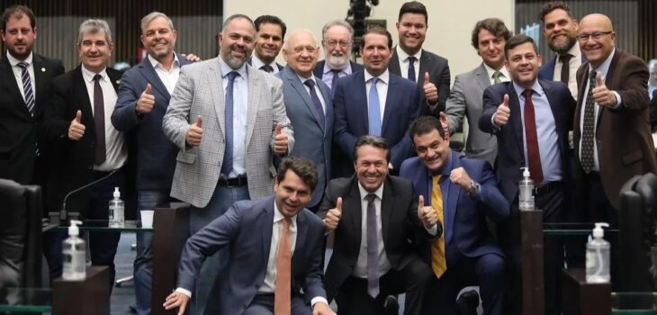 Deputado Amaro posa para foto na sessão plenária