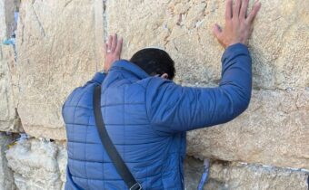 Amaro ora por todos no Muro das Lamentações em Israel