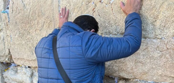 Amaro ora por todos no Muro das Lamentações em Israel
