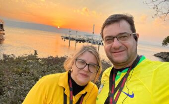 Amaro vê o pôr do sol na Terra Santa