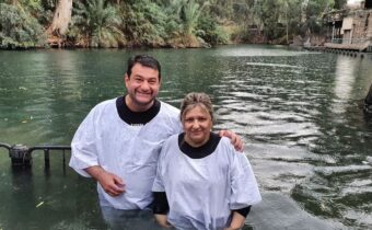 Amaro é batizado no Rio Jordão em Israel