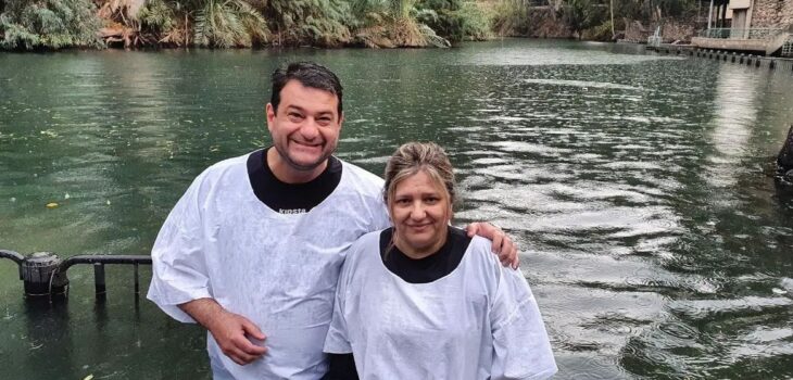Amaro é batizado no Rio Jordão em Israel