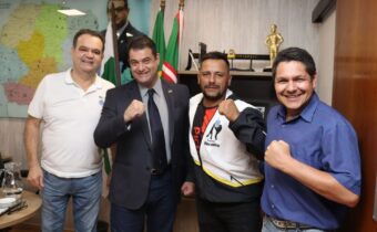 Deputado recebe a visita mestres das artes marciais em seu gabinete
