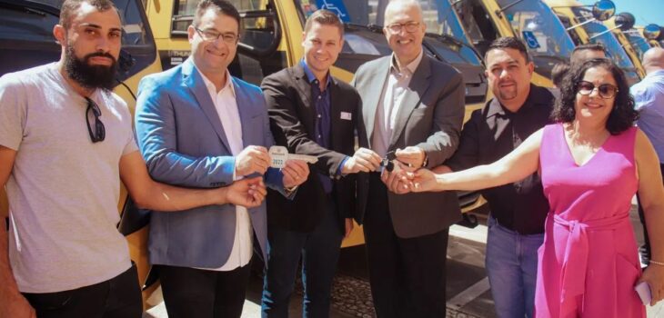 Deputado Amaro participa de evento de entrega de ônibus escolares no Palácio Iguaçu