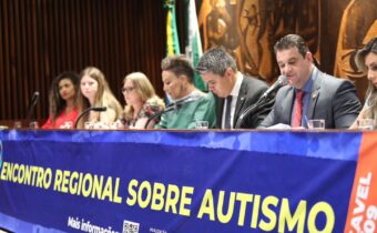 Deputado participa de audiência pública sobre autismo no plenarinho da Alep