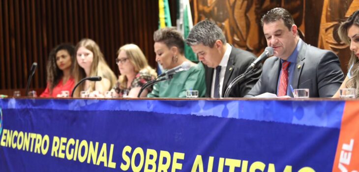 Deputado participa de audiência pública sobre autismo no plenarinho da Alep
