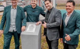 Deputado Amaro participa de inauguração de praça em Fazenda RG ao lado do vereador Brandão