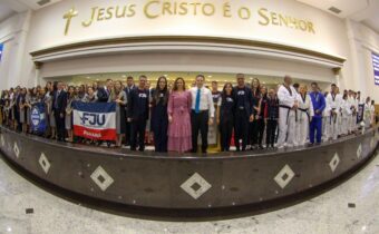 Alexandre Amaro participa de culto na consagração do FJU no Templo Maior de Curitiba
