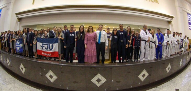 Alexandre Amaro participa de culto na consagração do FJU no Templo Maior de Curitiba