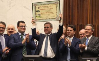 Ministro do STF André Mendonça é o novo cidadão honorário do Paraná em sessão solene proposta pelo deputado Amaro