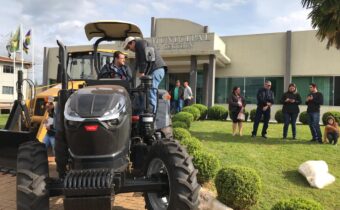 Amaro entrega trator para o município de Goioxim através de emendas parlamentares