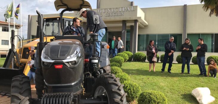Amaro entrega trator para o município de Goioxim através de emendas parlamentares
