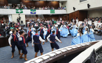 Deputado Amaro faz homenagem à tradição gaúcha em Sessão Solene na Alep