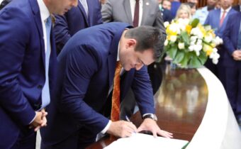 Deputado Amaro assume a quarta secretaria em sessão especial que consagra Alexandre Curi como presidente da Alep