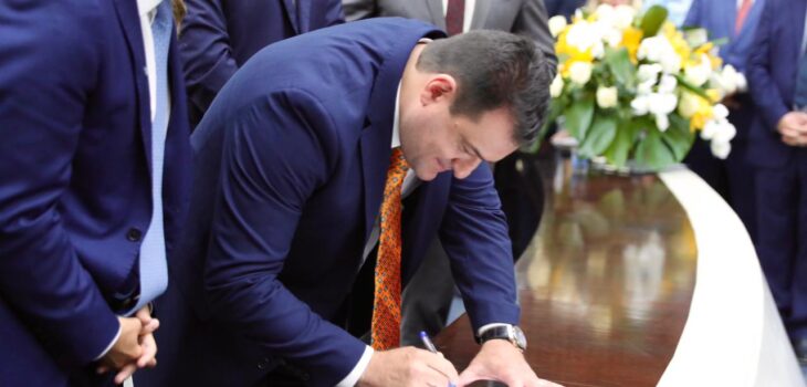 Deputado Amaro assume a quarta secretaria em sessão especial que consagra Alexandre Curi como presidente da Alep