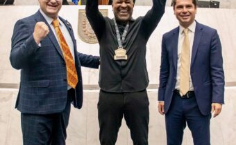 Deputado Amaro homenageia o treinador Rafael Cordeiro