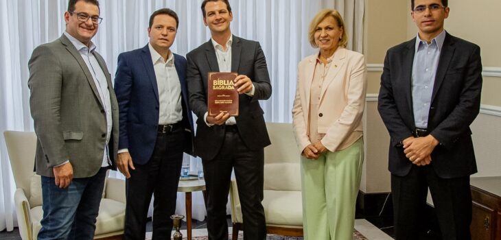 Prefeito Eduardo Pimentel visita o templo Maior de Curitiba