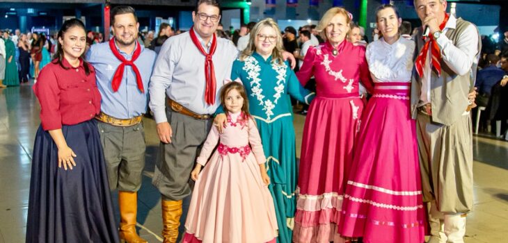 Amaro participa de evento e homenageia seu amigo professor Juva