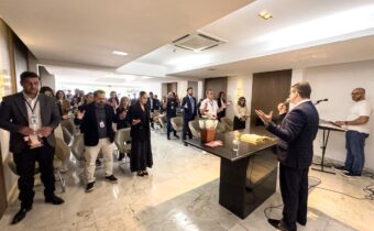 Deputado Amaro líder da Bancada Evangélica, ministra culto em espaço ecumênico na Alep