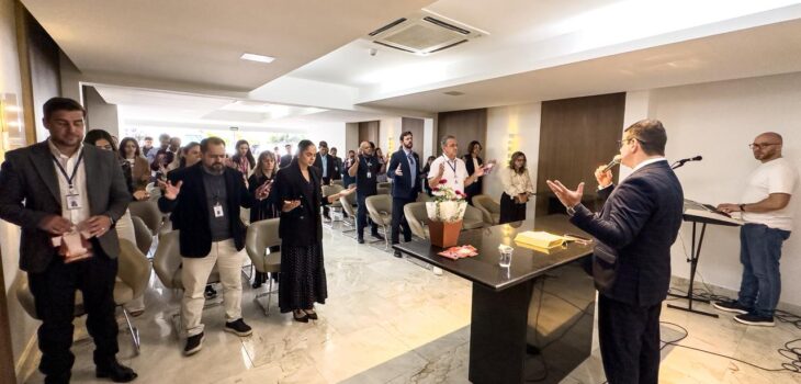 Deputado Amaro líder da Bancada Evangélica, ministra culto em espaço ecumênico na Alep